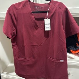 NWT. Figs Casma scrub top maroon —large